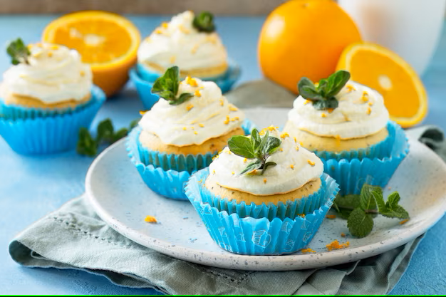 cupcakes-de-laranja-com-creme-de-requeijao-na-mesa-festiva-de-natal_264437-2526