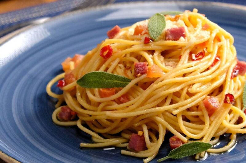 renata-imagem-receitas-macarrao-ao-molho-rustico-de-tomate-e-bacon-share